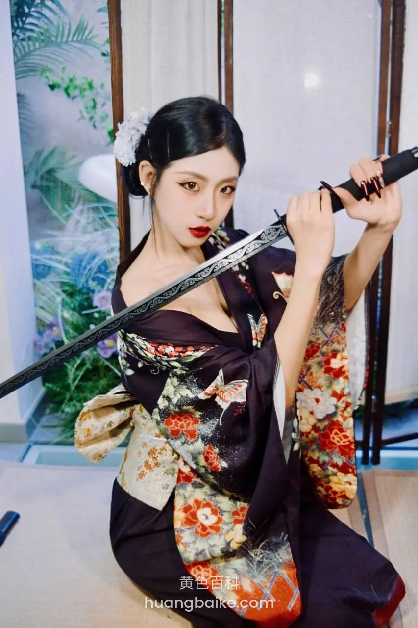 跪姿握刀横在胸前