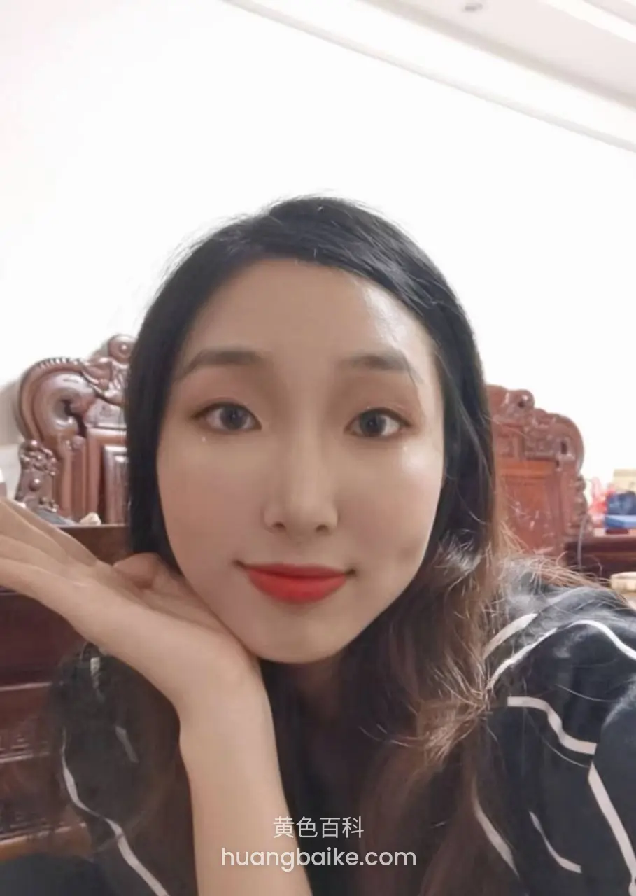 卧室床头托着下巴，镜头对着脸