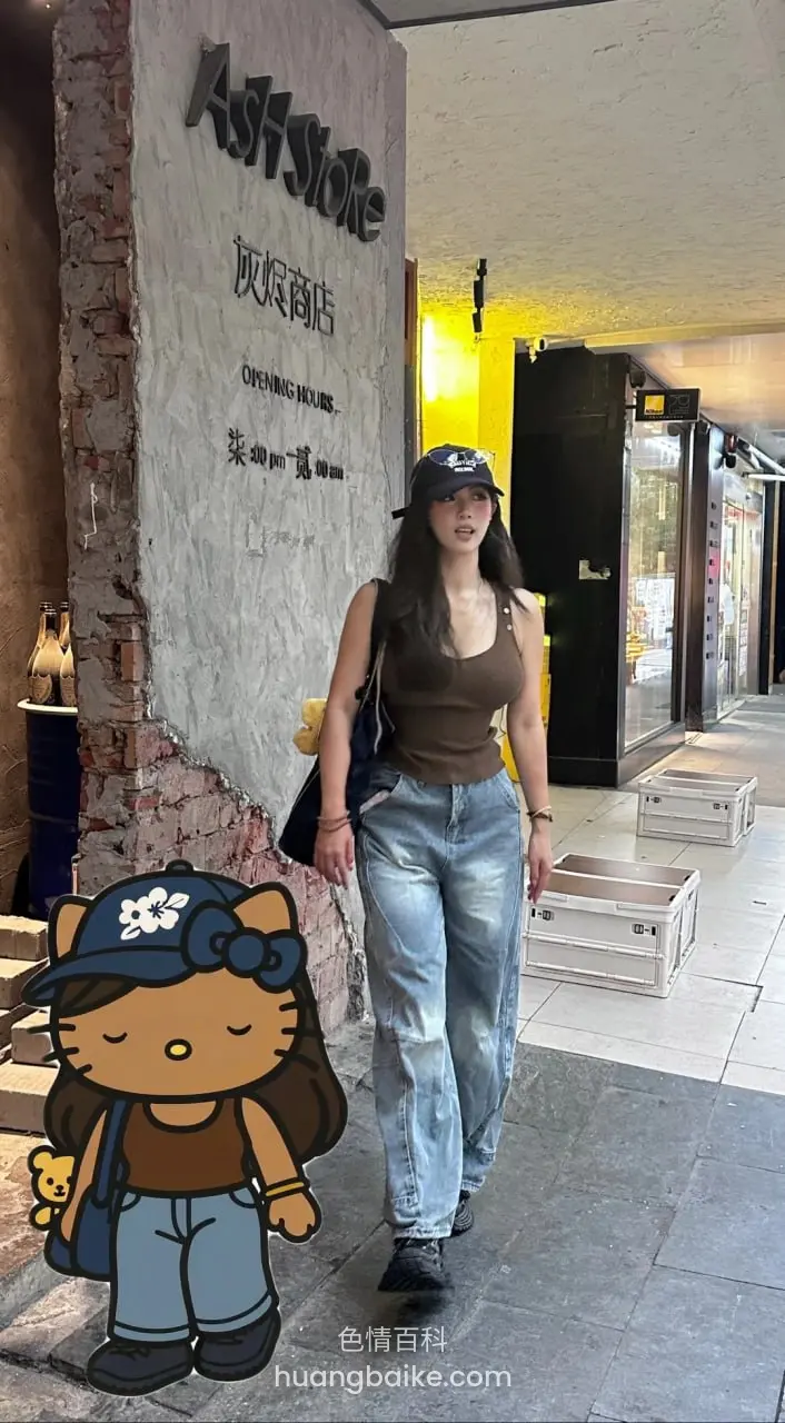 商场走廊里走过，墙上ArtisStyle字样