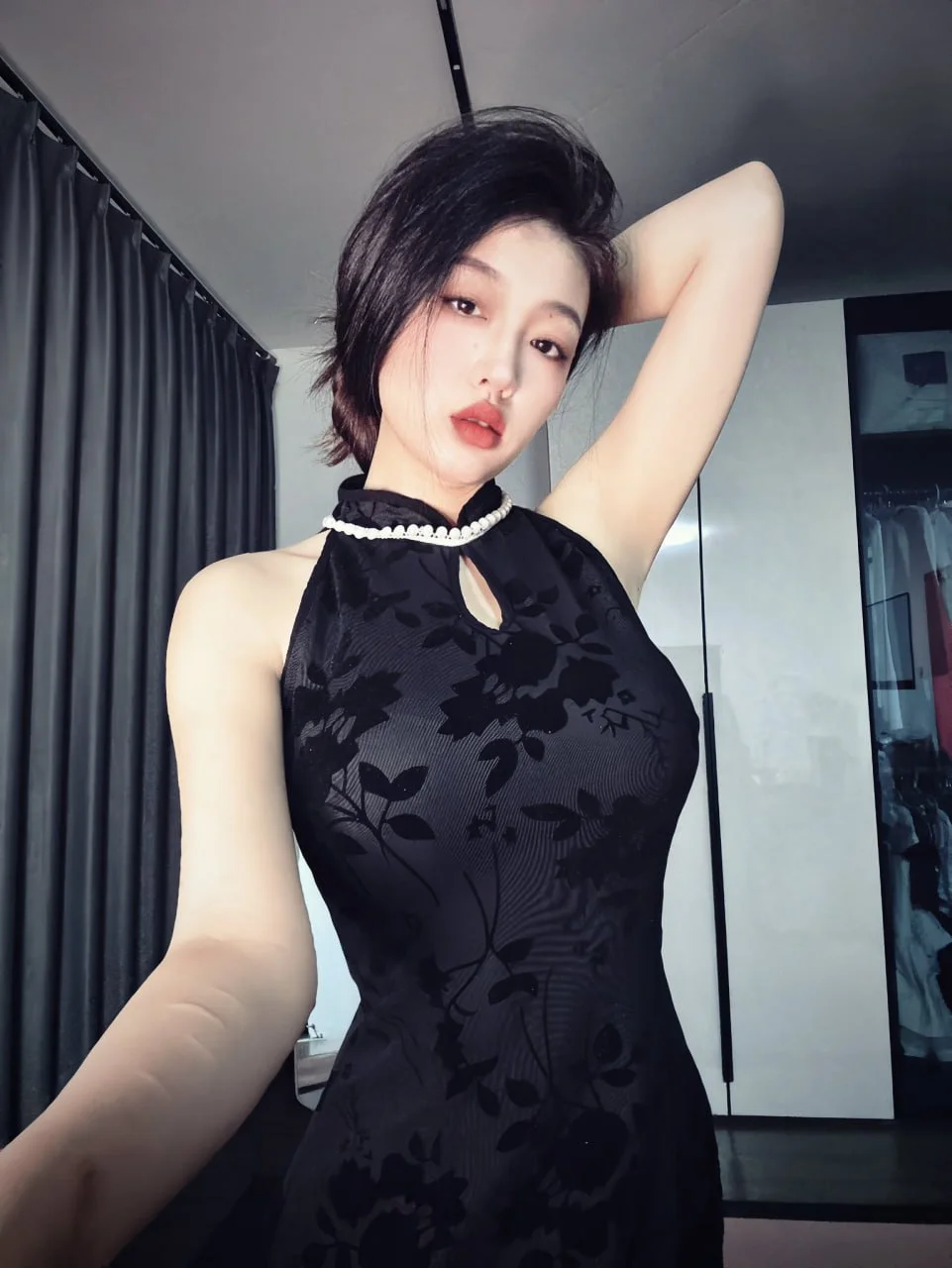 女主被男友抱起后入式猛干,双手抓着她肥美的屁股,画面正对臀部特写