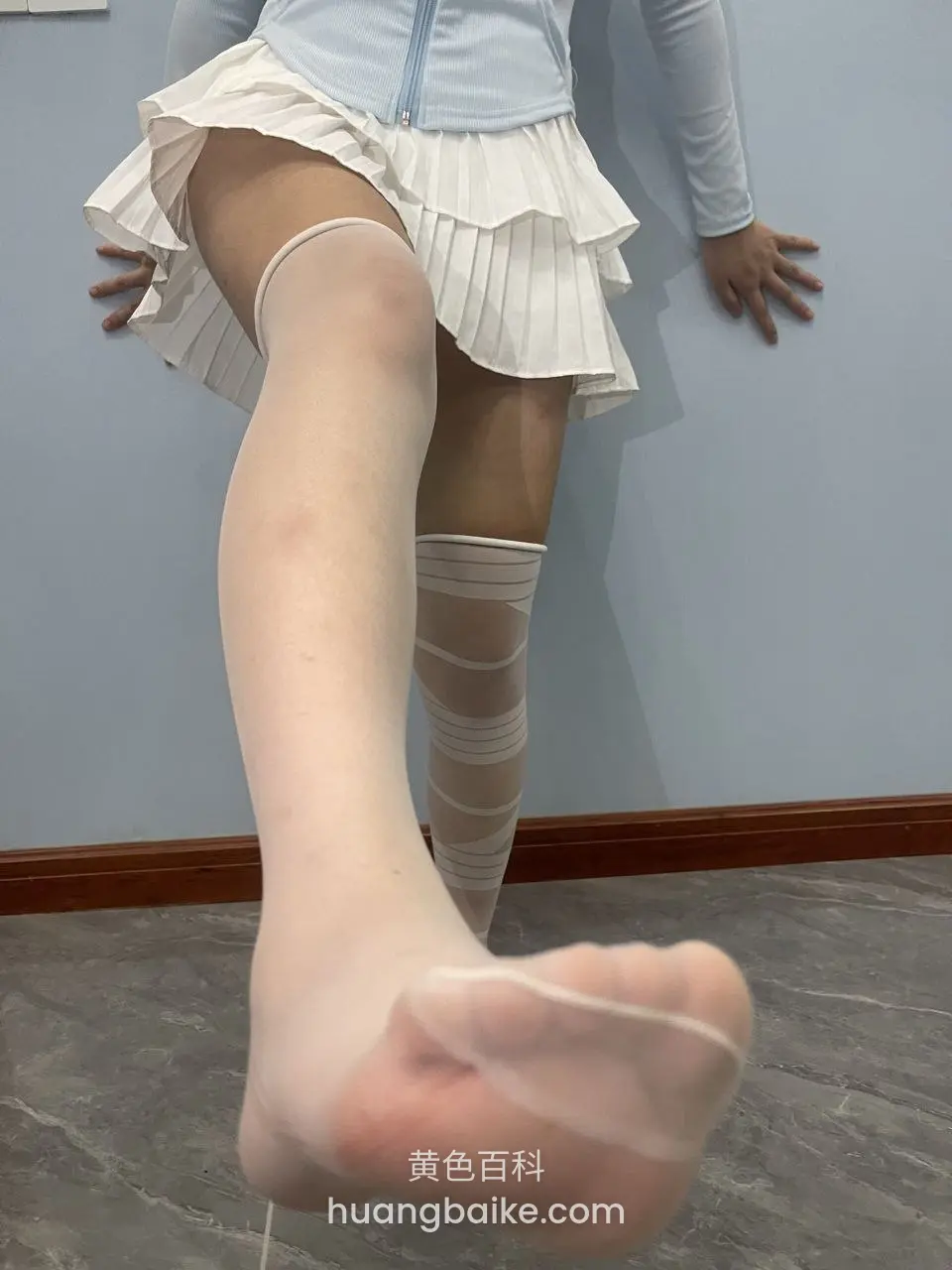 抬腿展示白色过膝丝袜镜头对着脚底