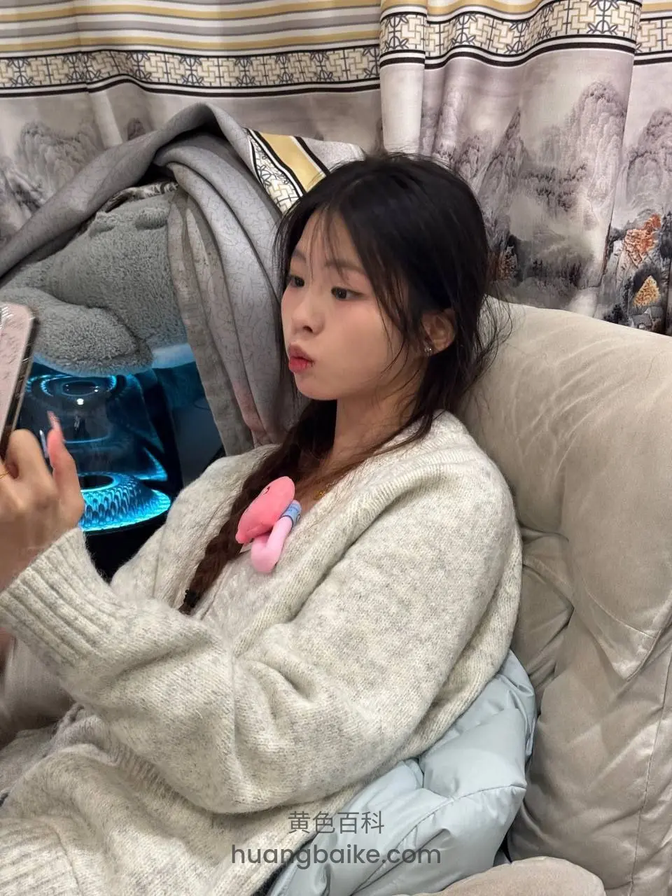 沙发上拿着手机玩