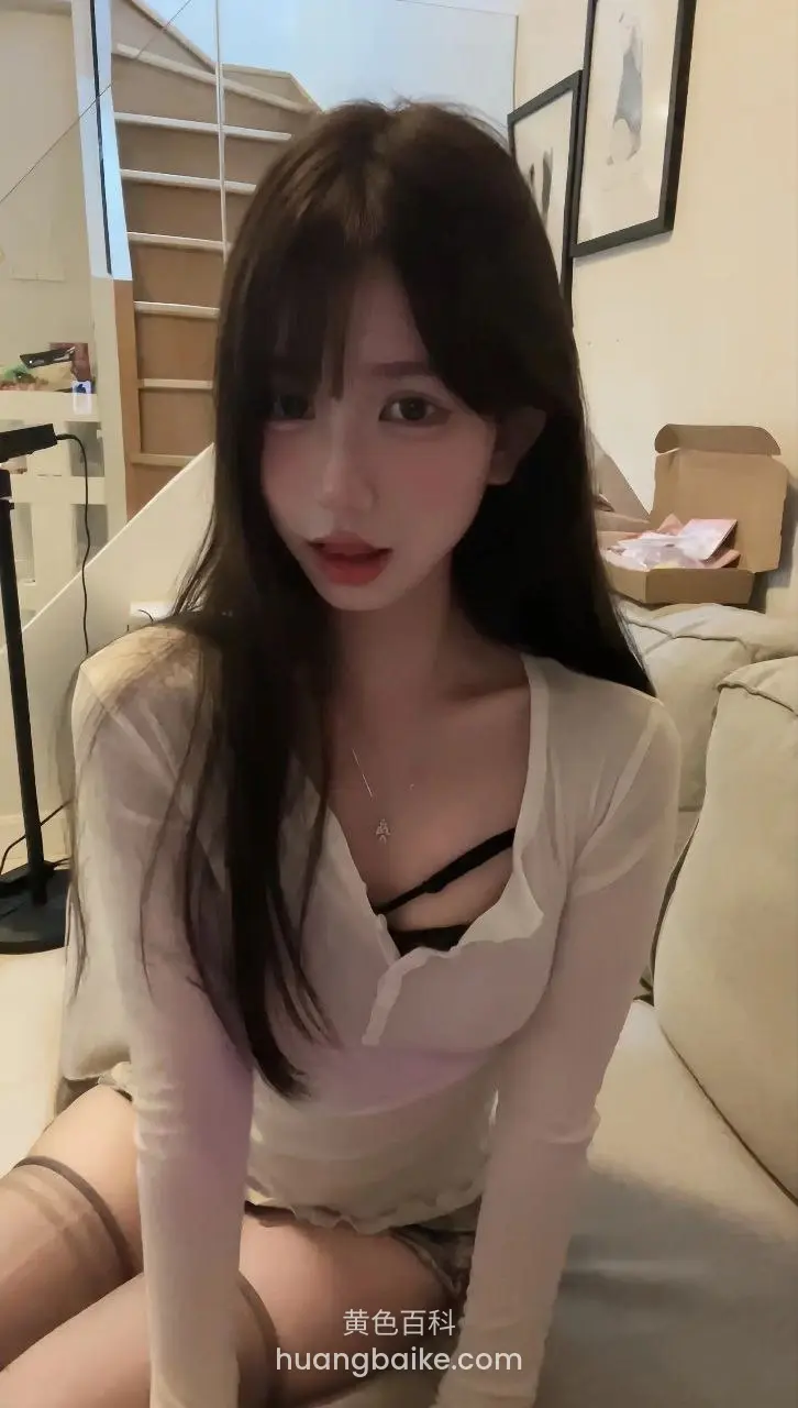 沙发边低头看手机，头发遮住半边脸