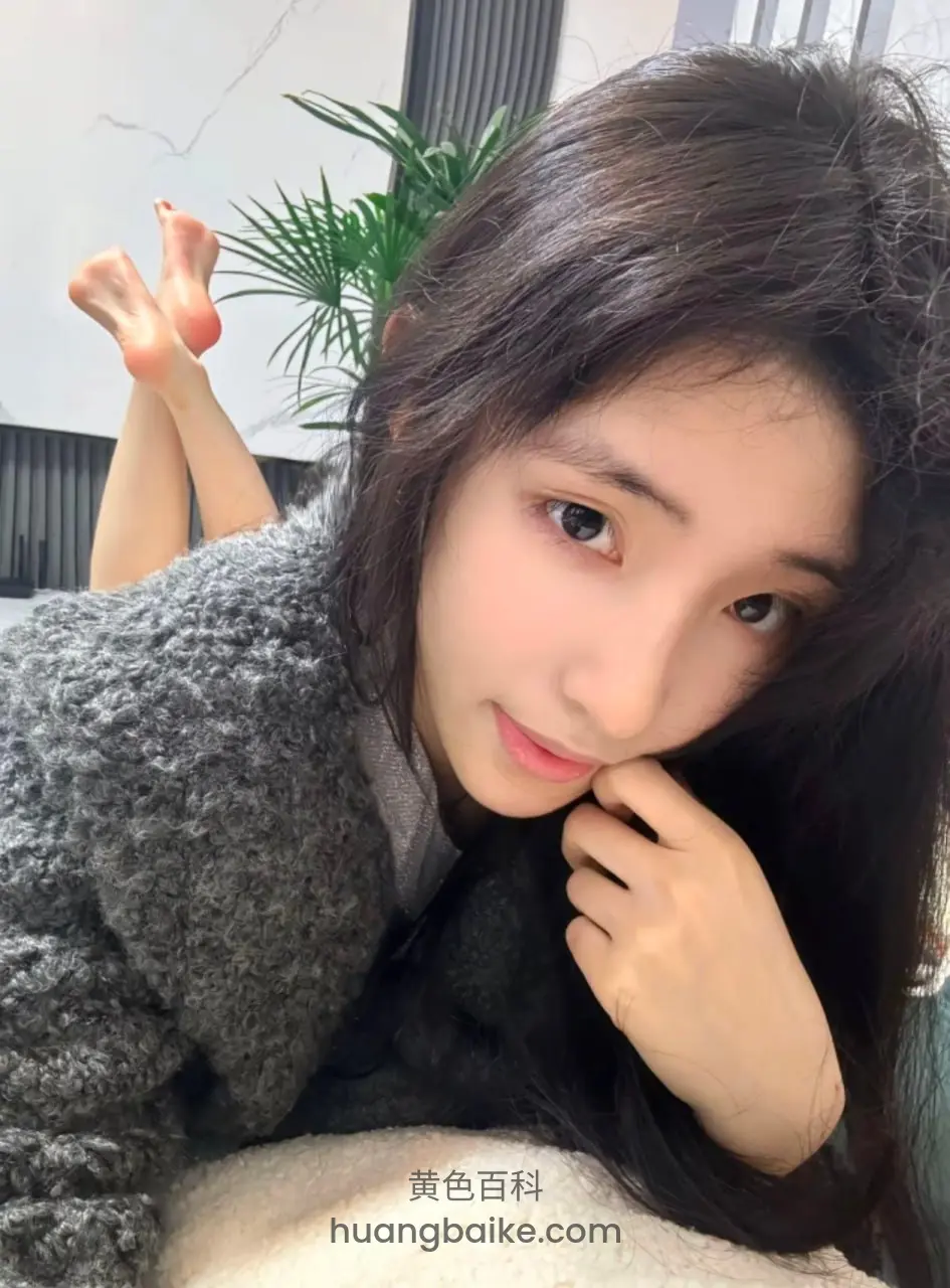 沙发上侧躺抬腿，手指抵着下巴