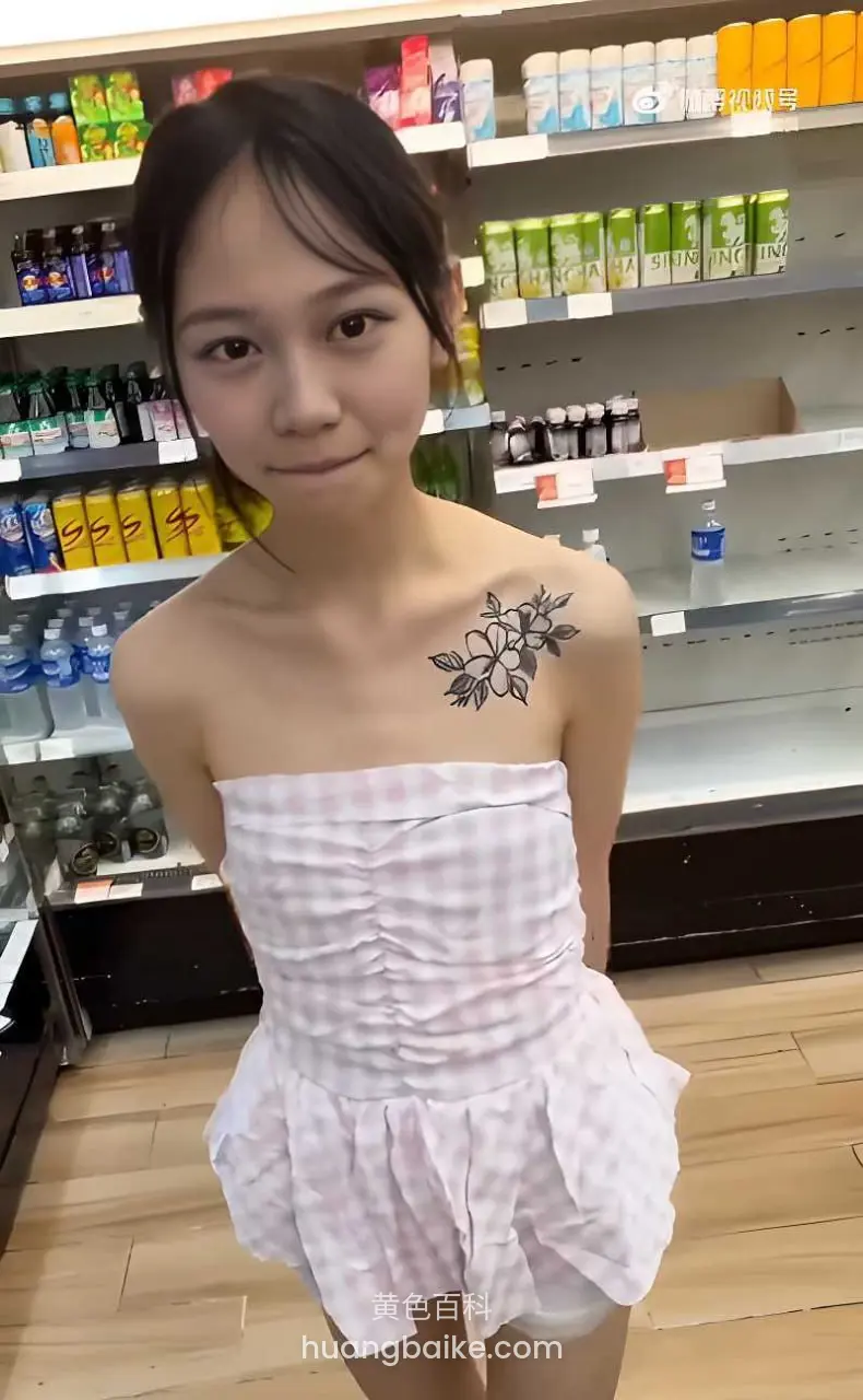 便利店货架前站立，肩膀上有花纹身