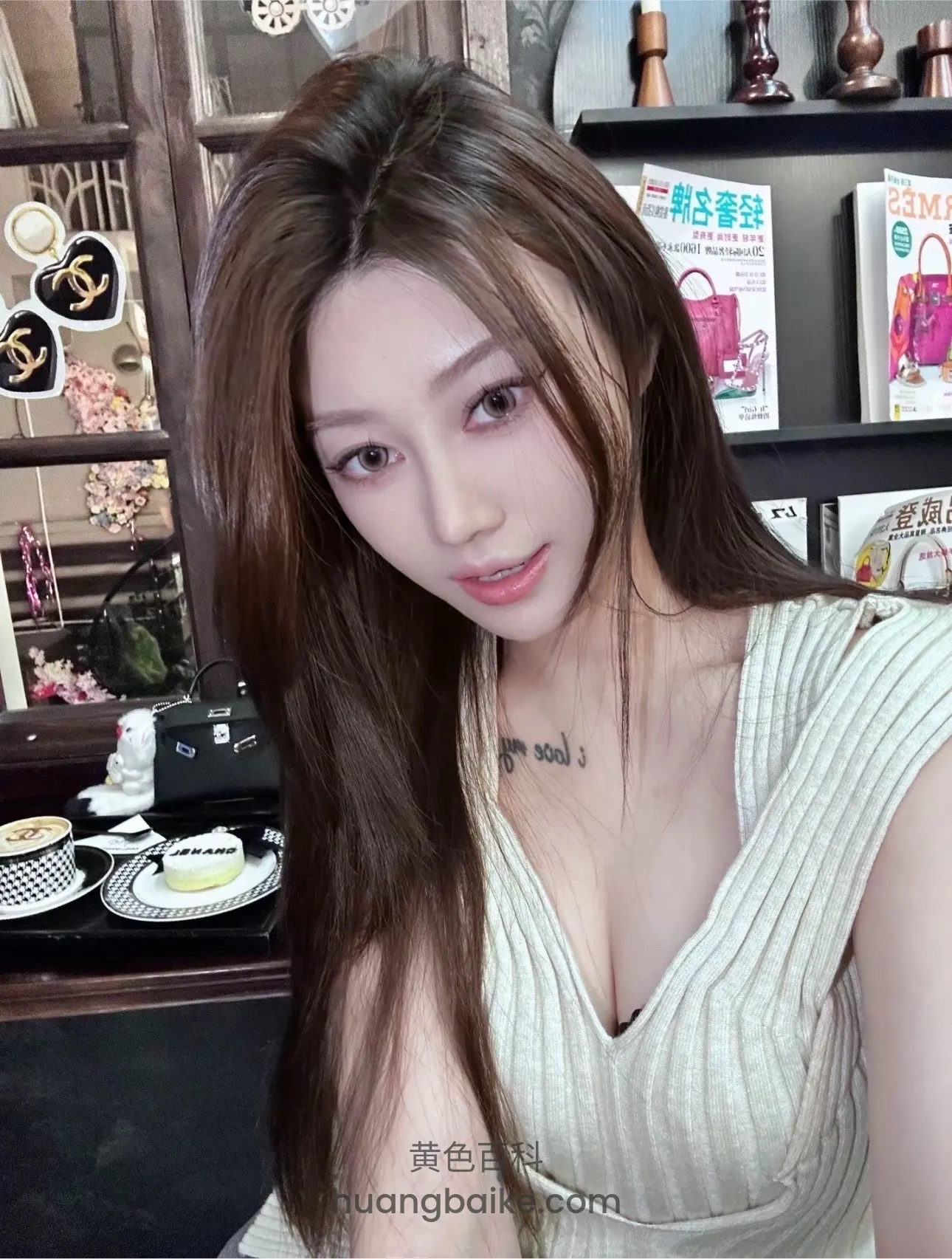 咖啡厅桌前自拍，身后书架和茶点