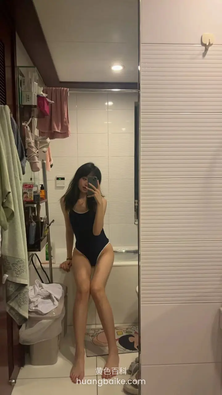 浴室镜子前举手机自拍，脚踩在浴缸边