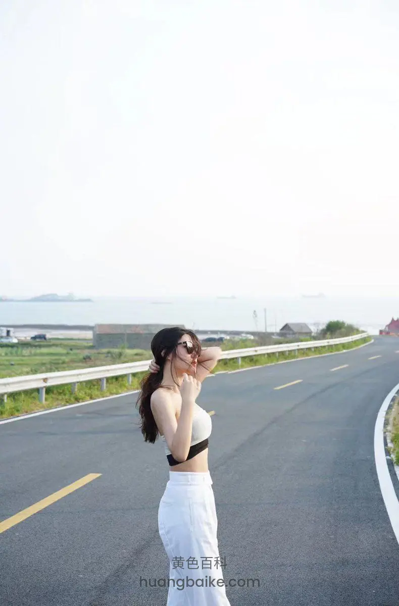 公路边回头看镜头，手搭在墨镜上