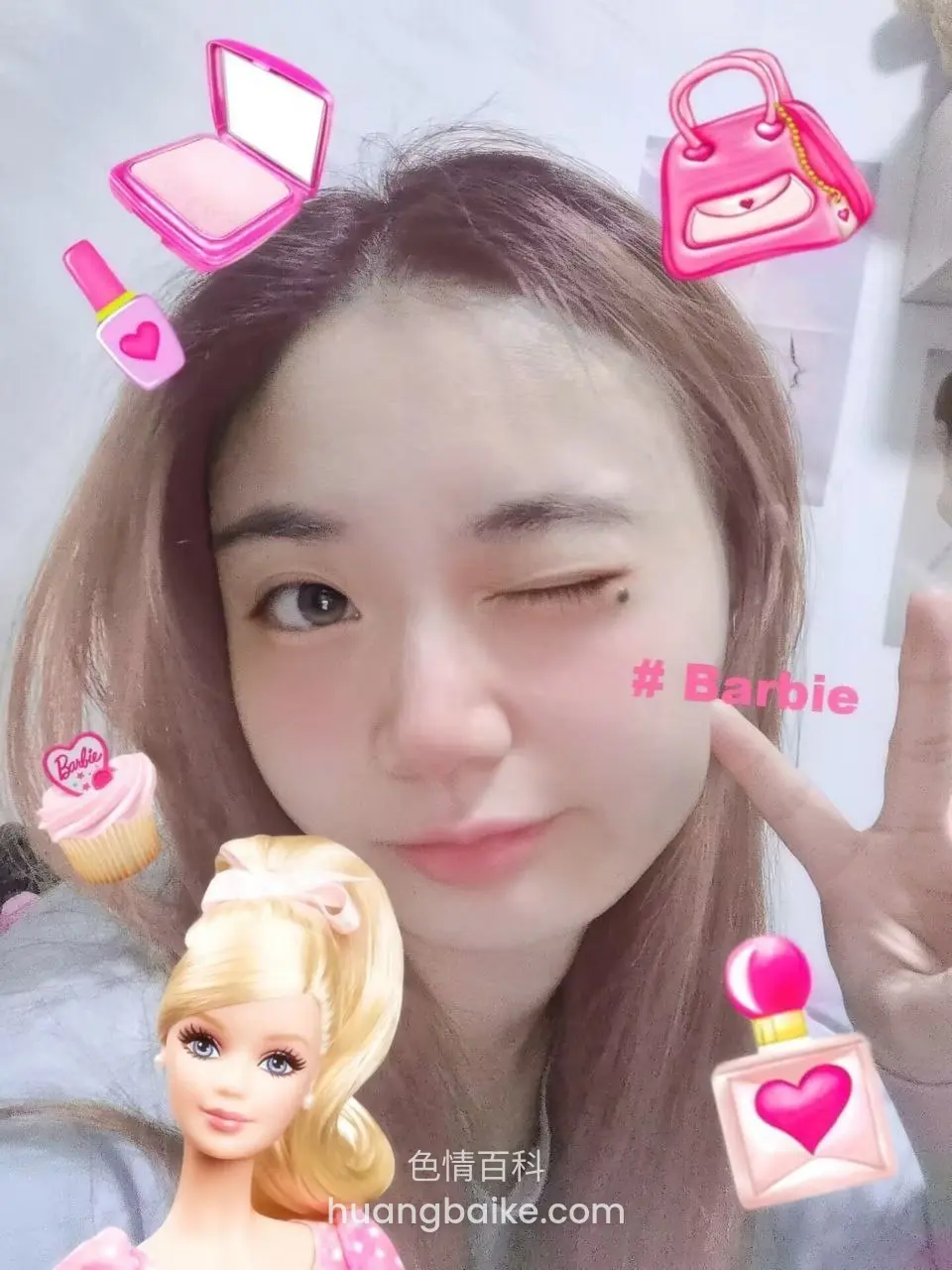 卧室里满屏芭比贴纸和#Barbie文字