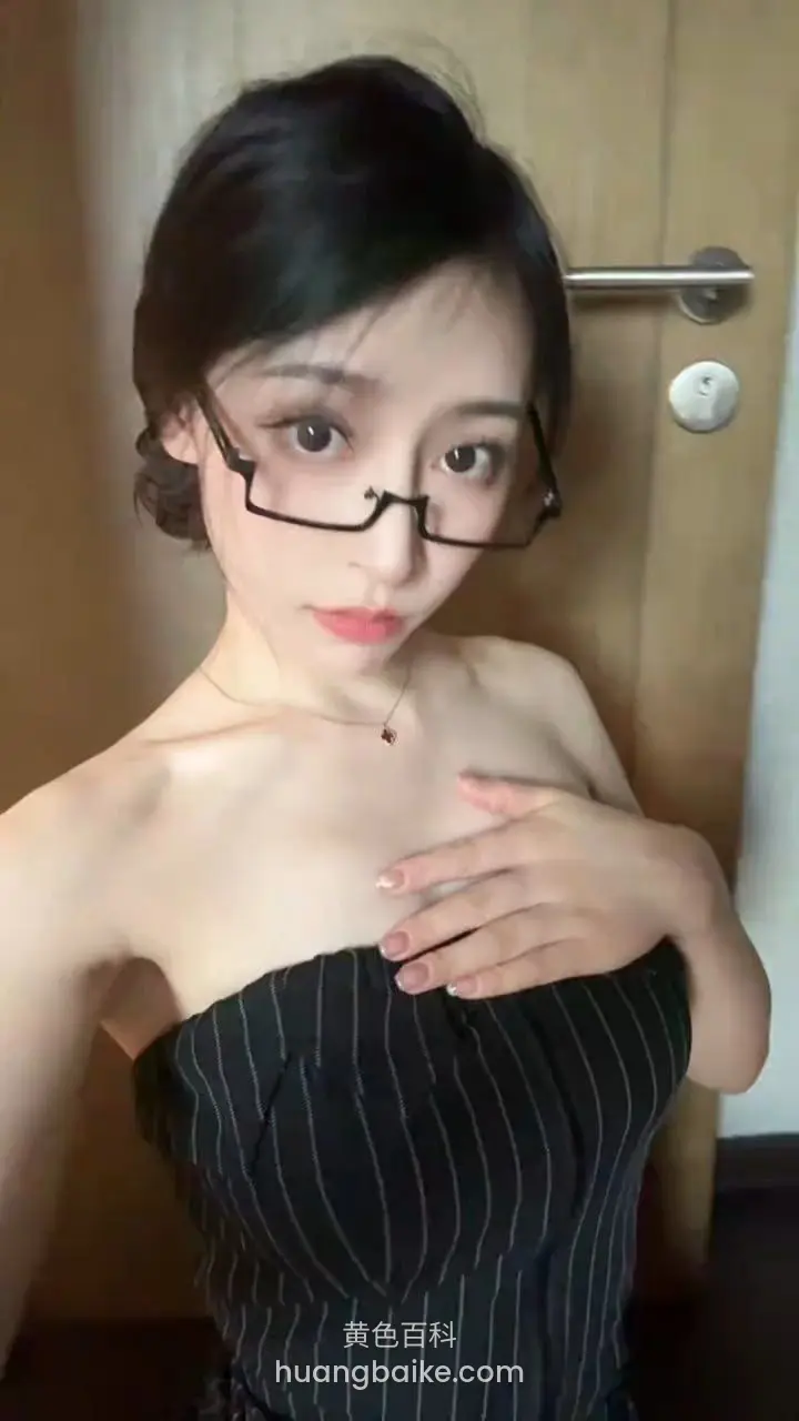 镜前自拍手捂胸口