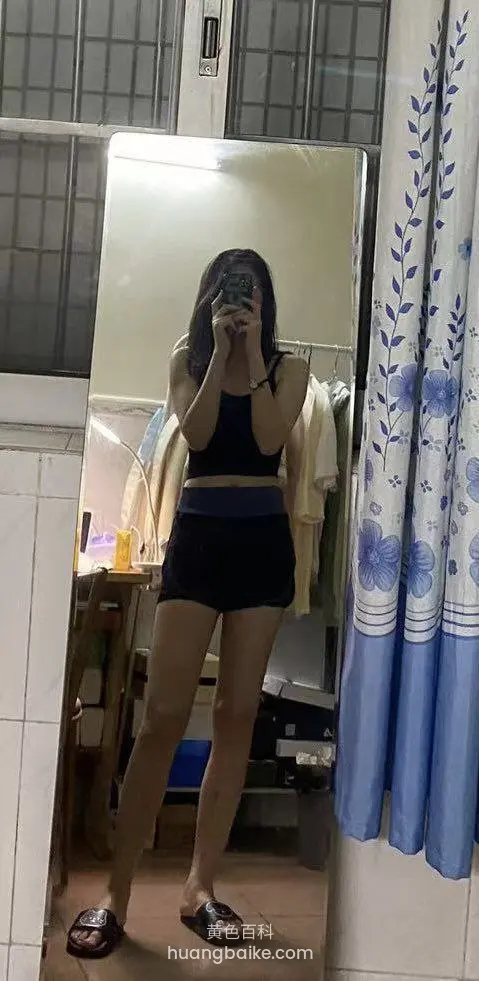 镜子前举手机自拍，身后是浴室帘子