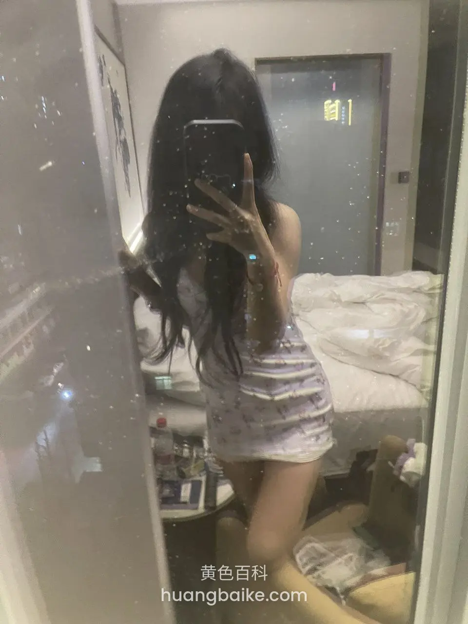 侧身对着镜子里的镜头