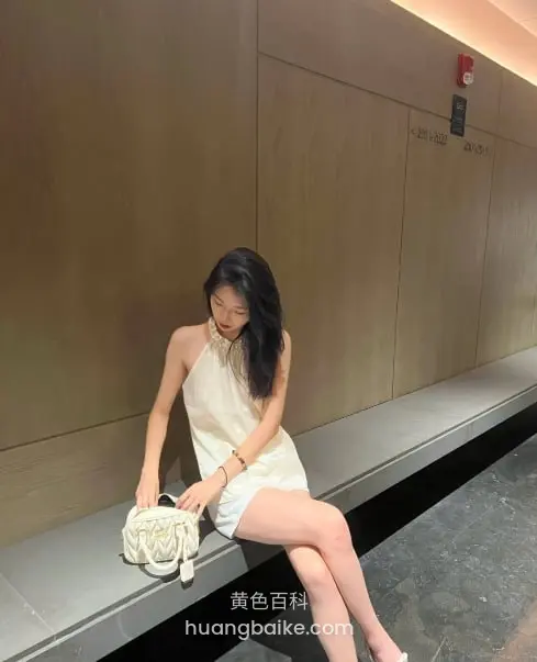 长椅上低头整理包