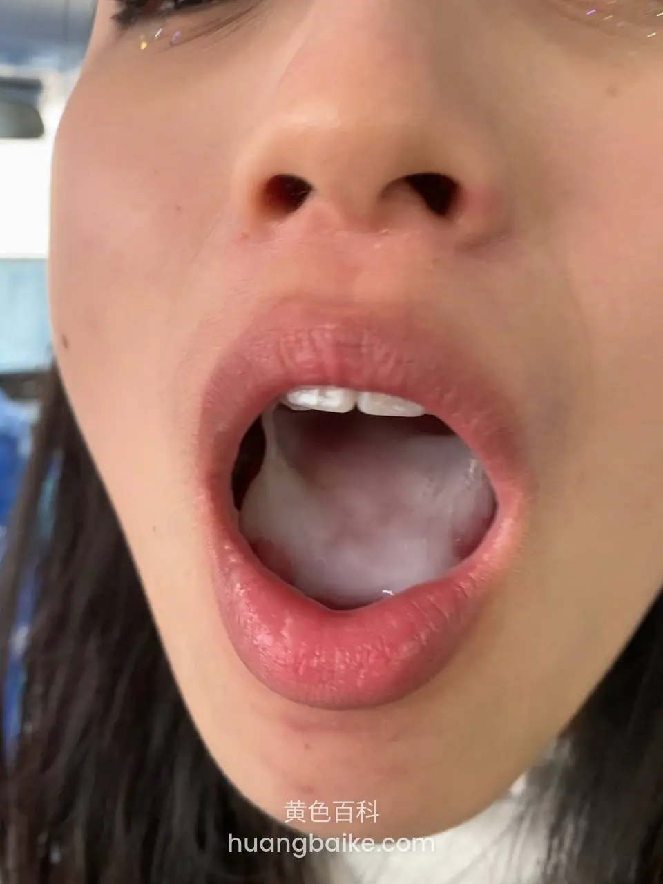 张嘴伸舌头，嘴里有白浊液体