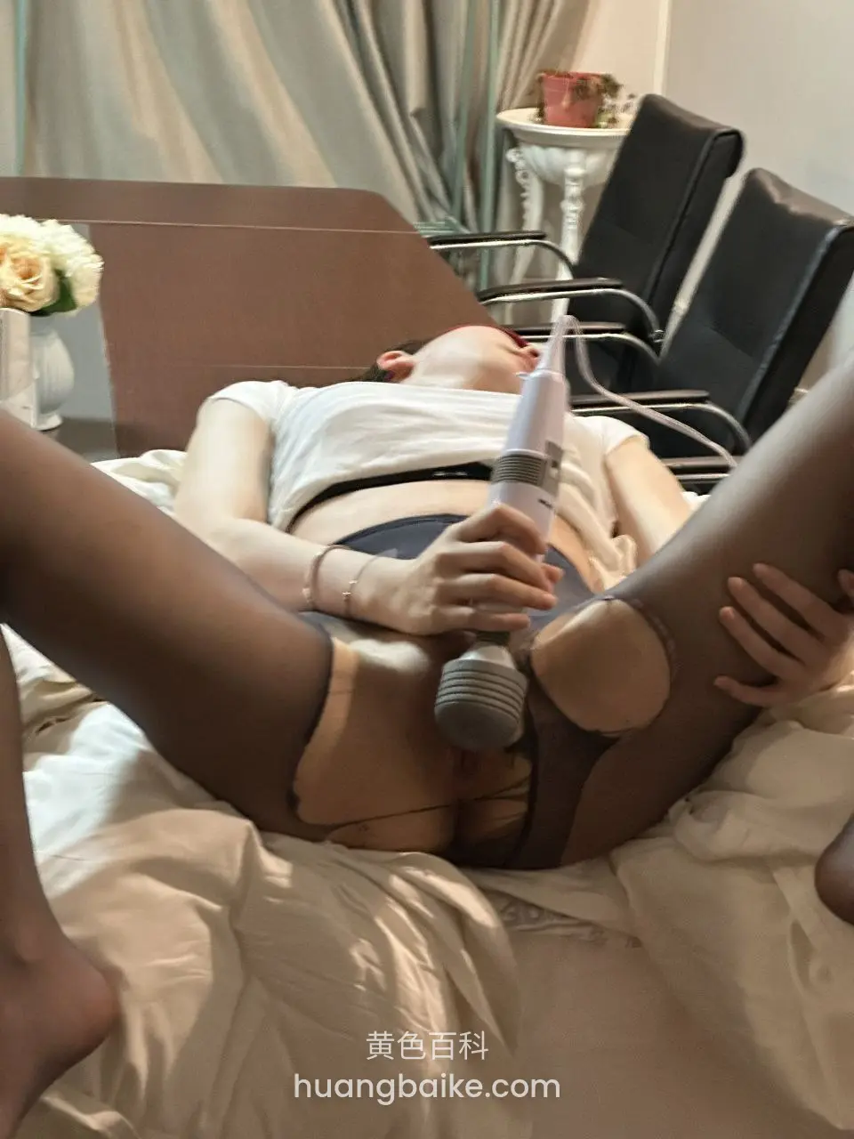 床上躺着举着按摩棒，腿分开按在腿根