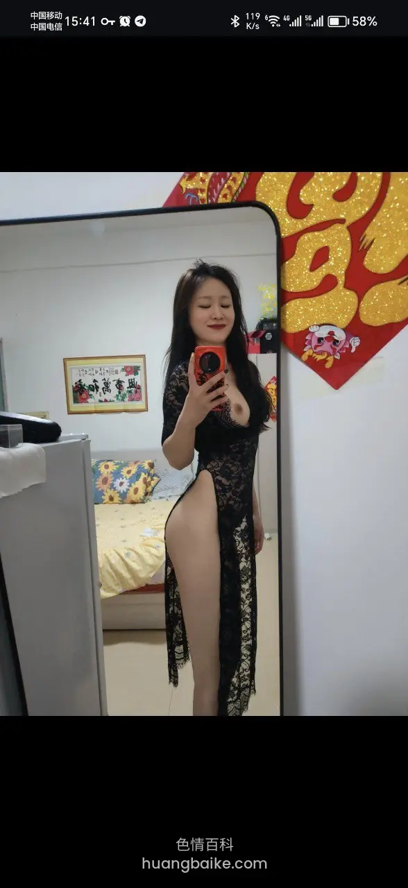 手机屏幕拍镜中黑蕾丝开叉裙，屏幕有时间