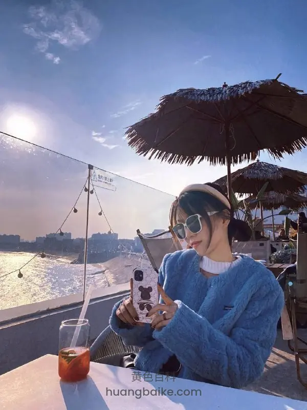 白天在景点摆姿势拍所谓艺术照_镜头里还是那副文静样子一到晚上就把人按在身前狠狠含进去