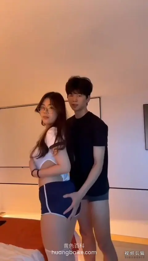 站在床边被男生从身后搂住腰部