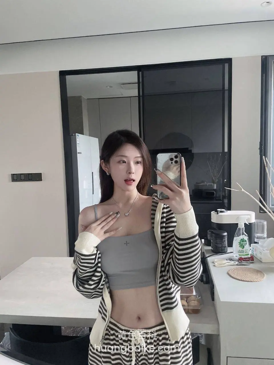 厨房镜子前自拍，手机和手势摆拍