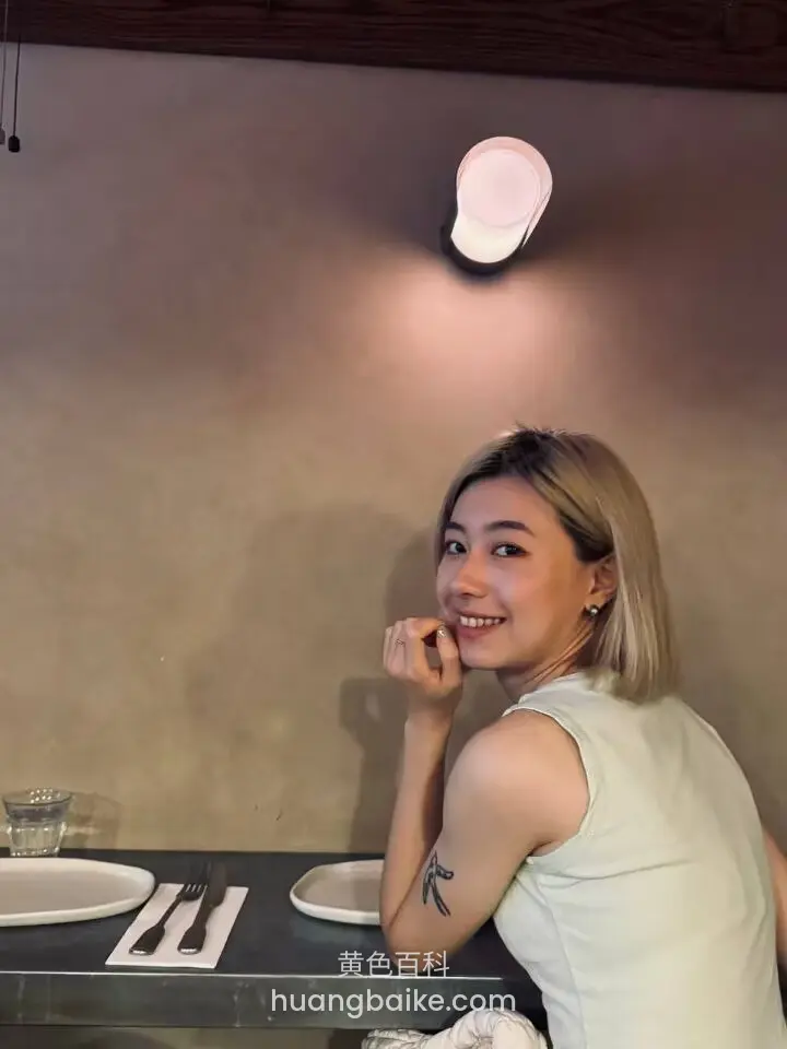 餐厅桌前回头看镜头，手托着下巴