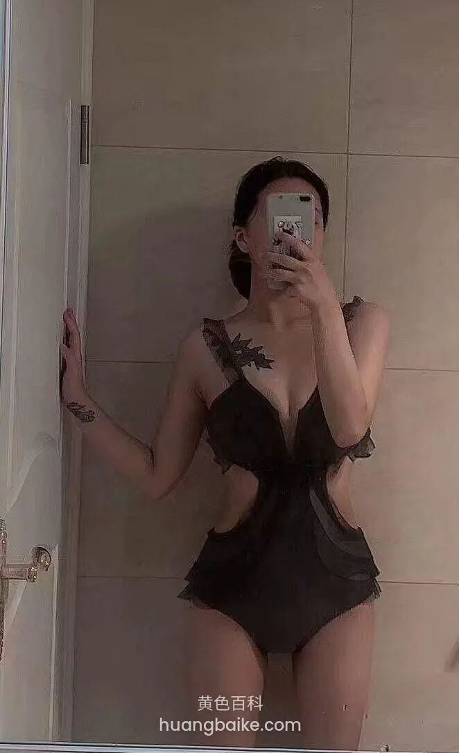 浴室镜子前举手机自拍，穿着黑蕾丝连体衣
