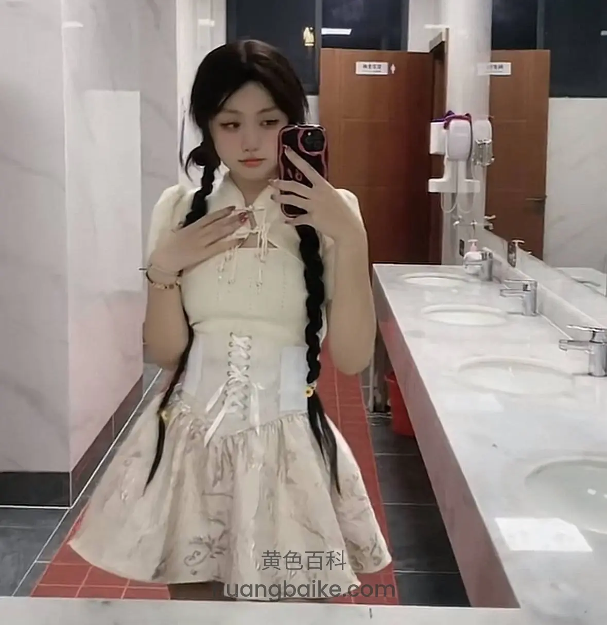洗手间镜子前举手机自拍