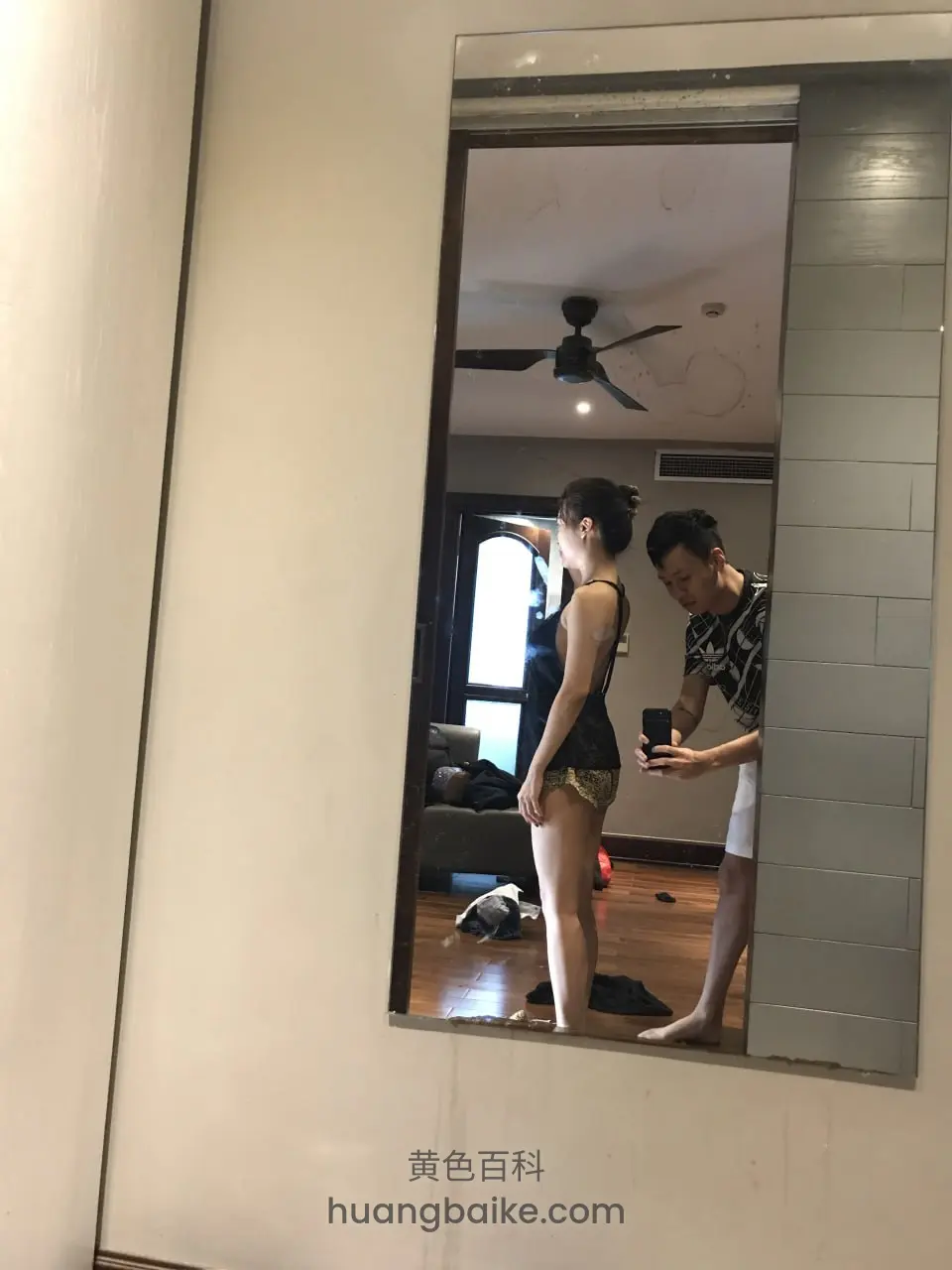 镜子反射卧室，两人站立