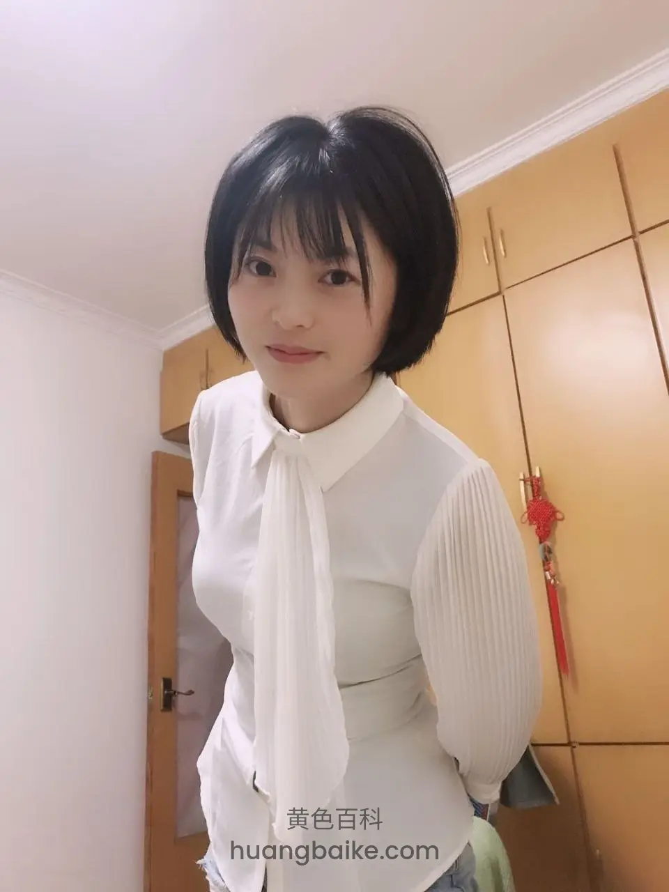 站在卧室柜子前歪头看镜头