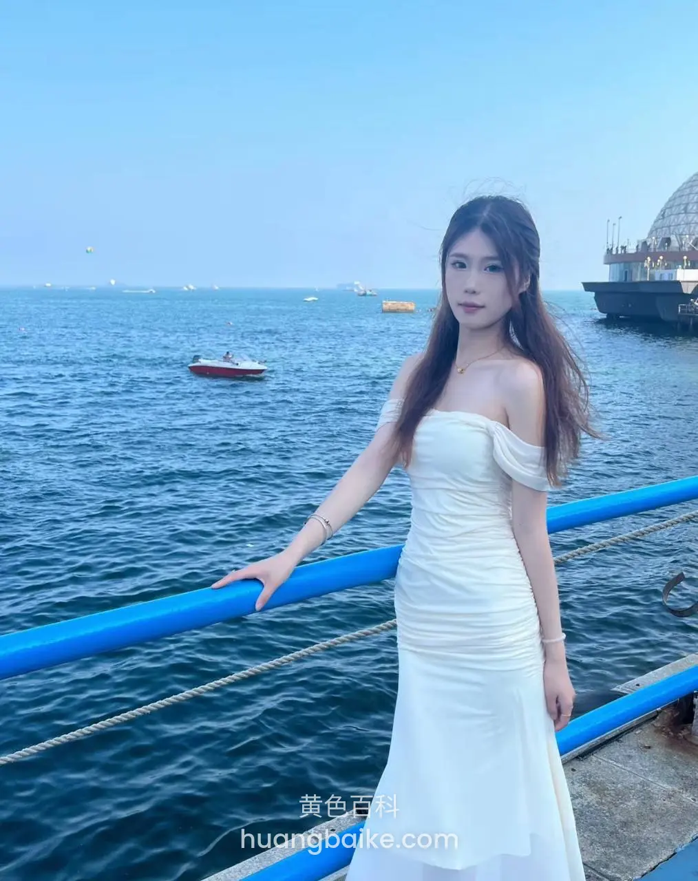 海边栏杆，手扶蓝色扶手