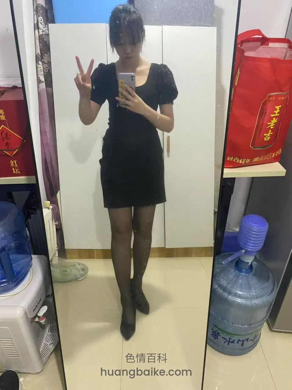 室内镜子前比V手拿手机拍照
