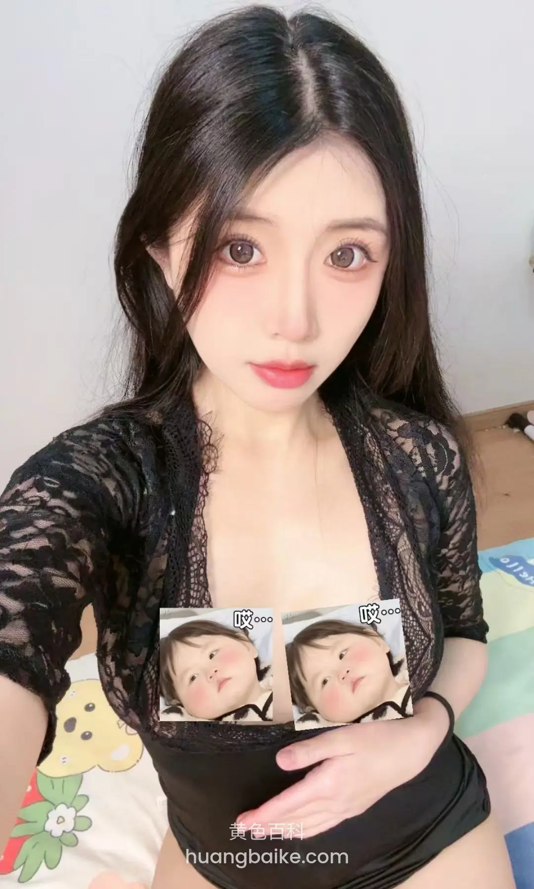 床上自拍拿着两张照片贴胸口