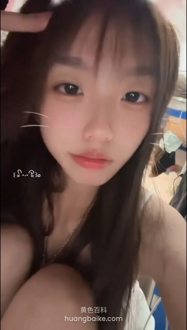 自拍贴近脸，头顶有手指