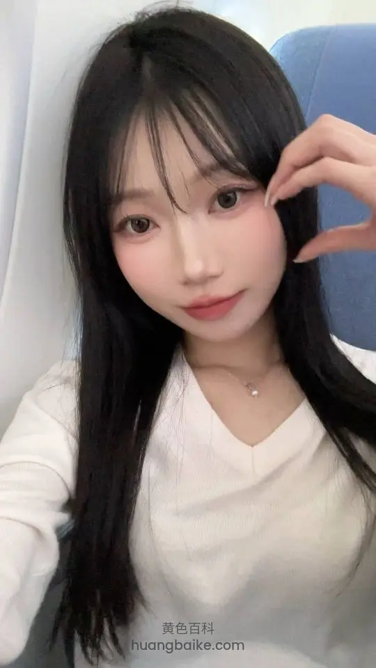 车座上自拍，右手扶着刘海