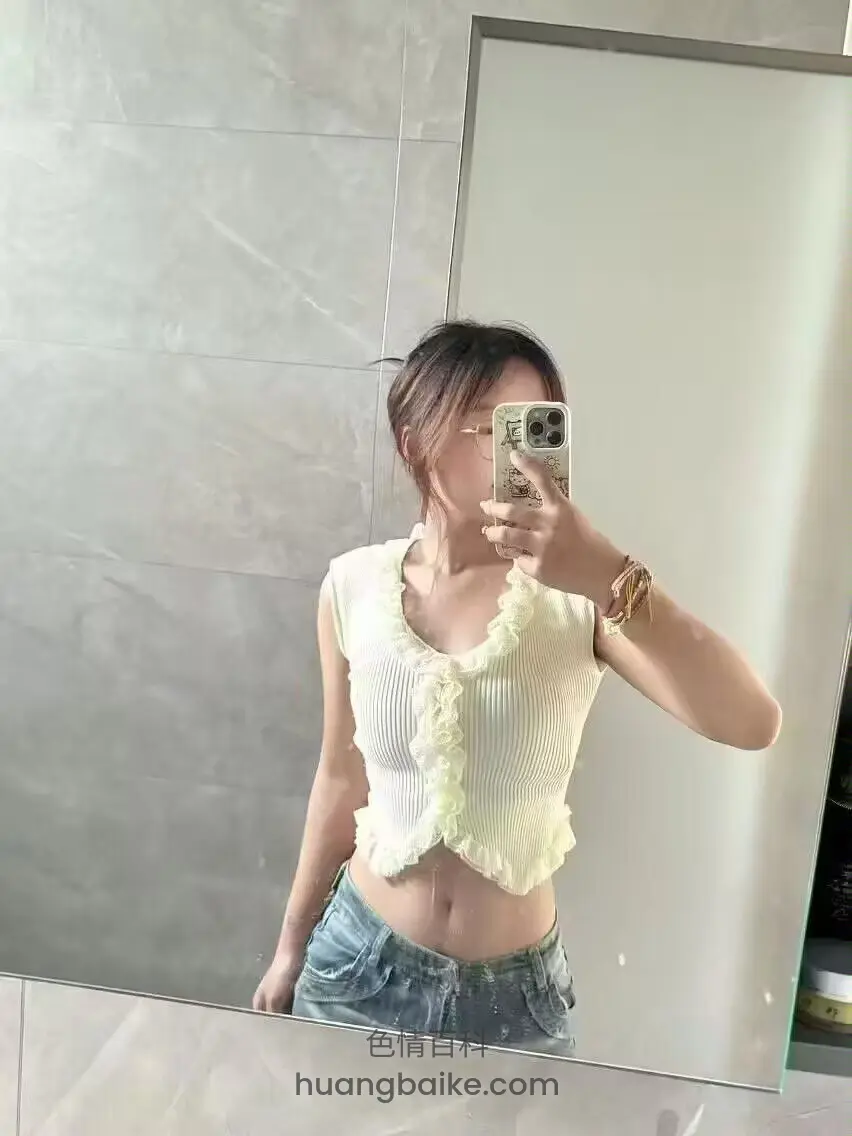 镜子前举手机 拍到背后瓷砖
