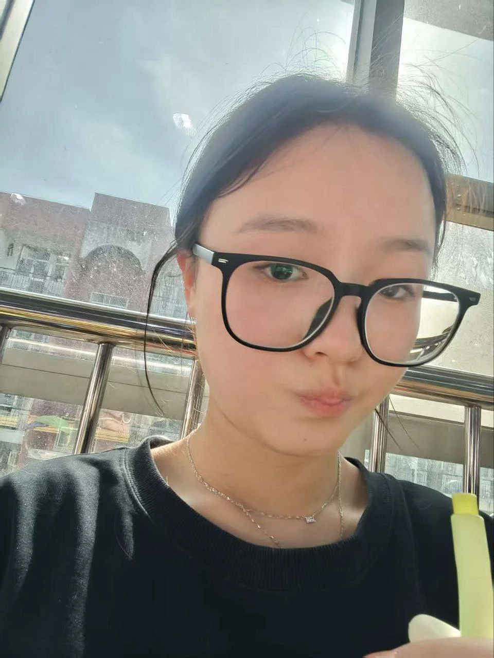 穿着格式情趣内衣在酒店跟男友啪啪 完美露脸皮肤白皙小穴很粉嫩 一点点阴毛 平时带着厚厚的眼镜完全看不出私下这么浪 简直就是小淫娃 各种姿势无套内射