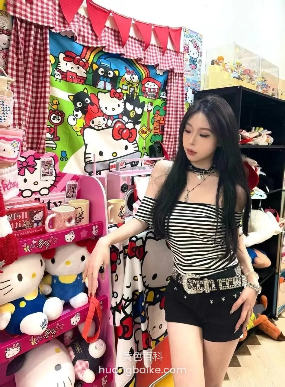 Hello Kitty货架旁，手抓红色袋子