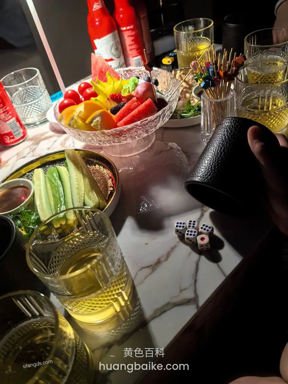 大理石桌，镜头对着水果盘和酒杯