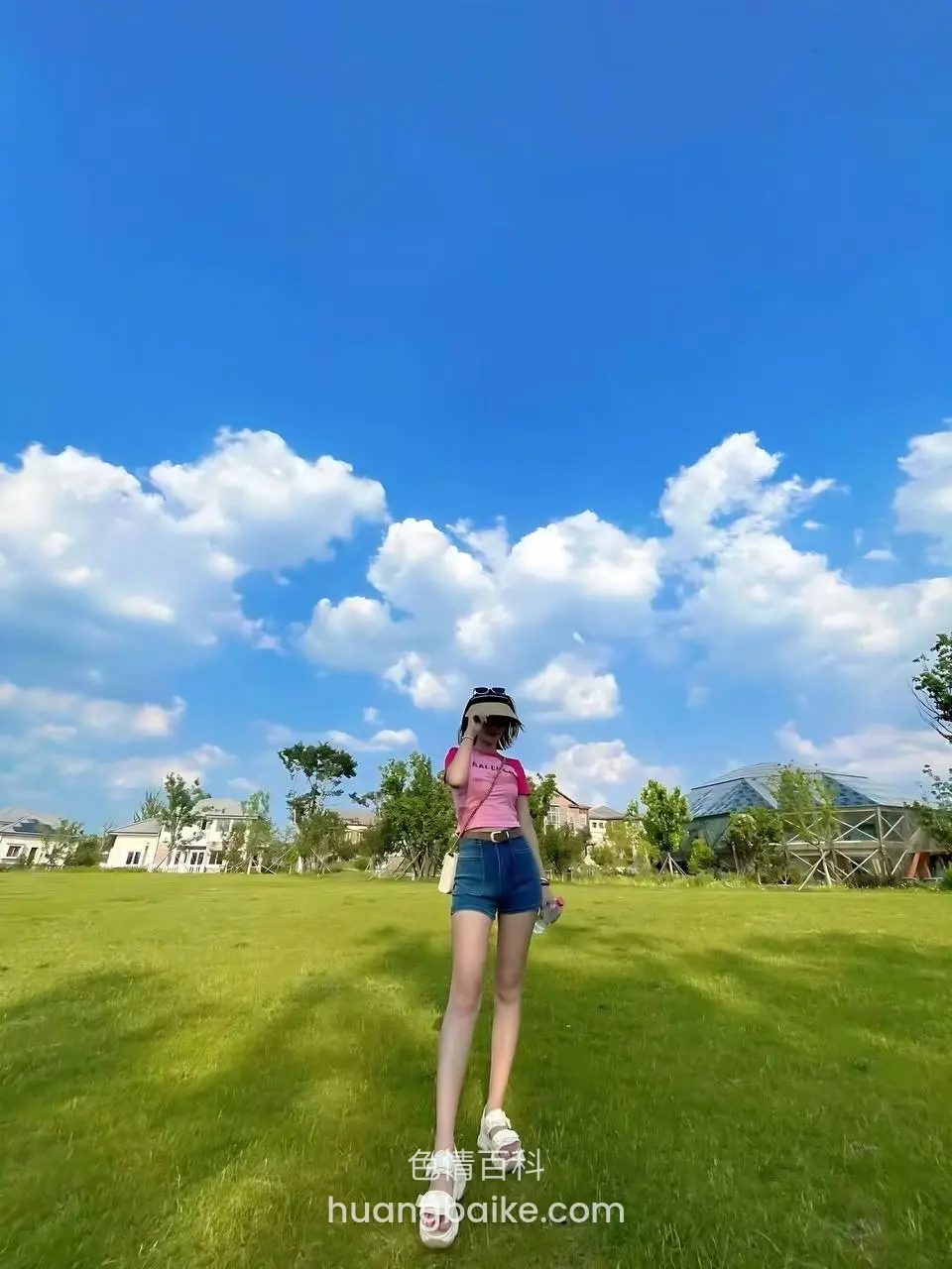 大草坪上低头看手机
