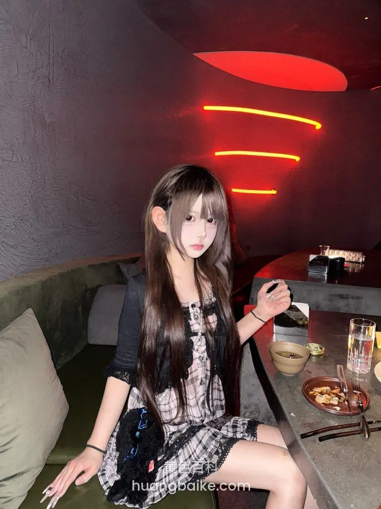 红灯餐厅里拿着手机