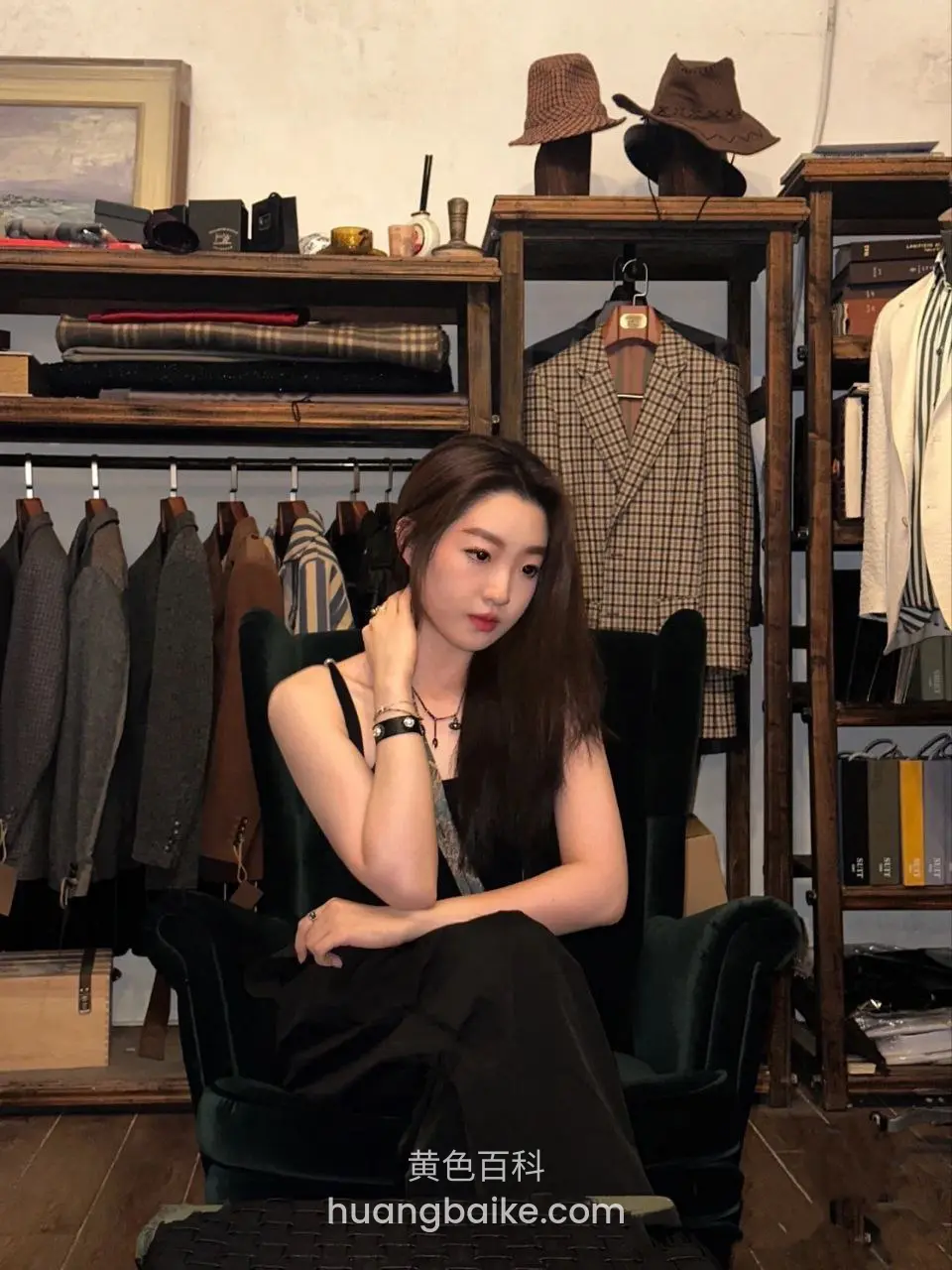 复古店里绿沙发上坐姿，手托下巴