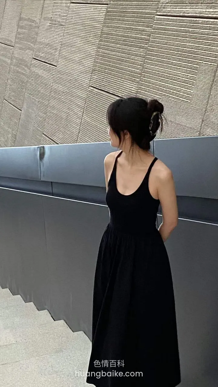 灰色建筑前背对镜头站着看左边 10