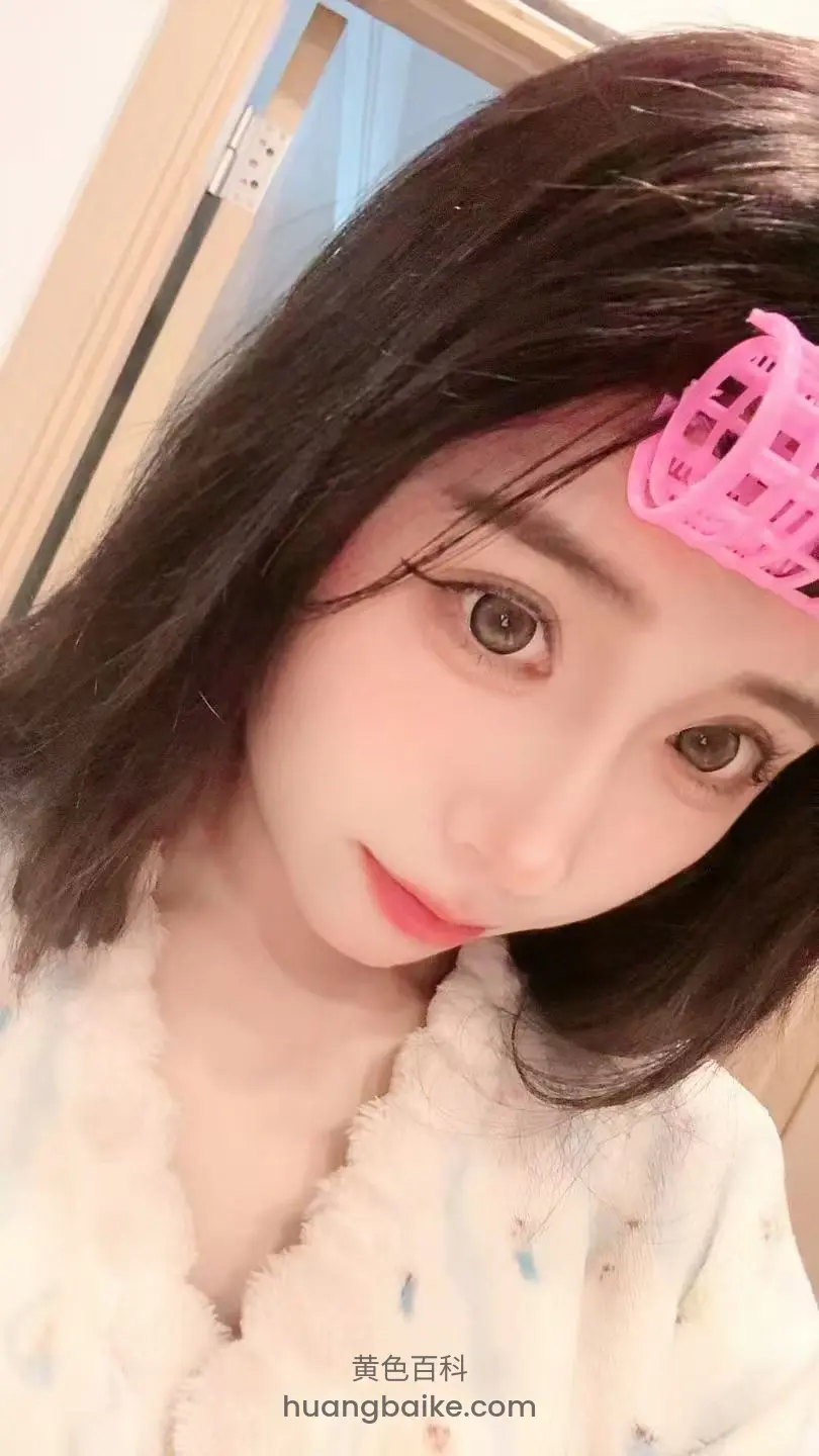 镜子前自拍，粉色发夹夹头发