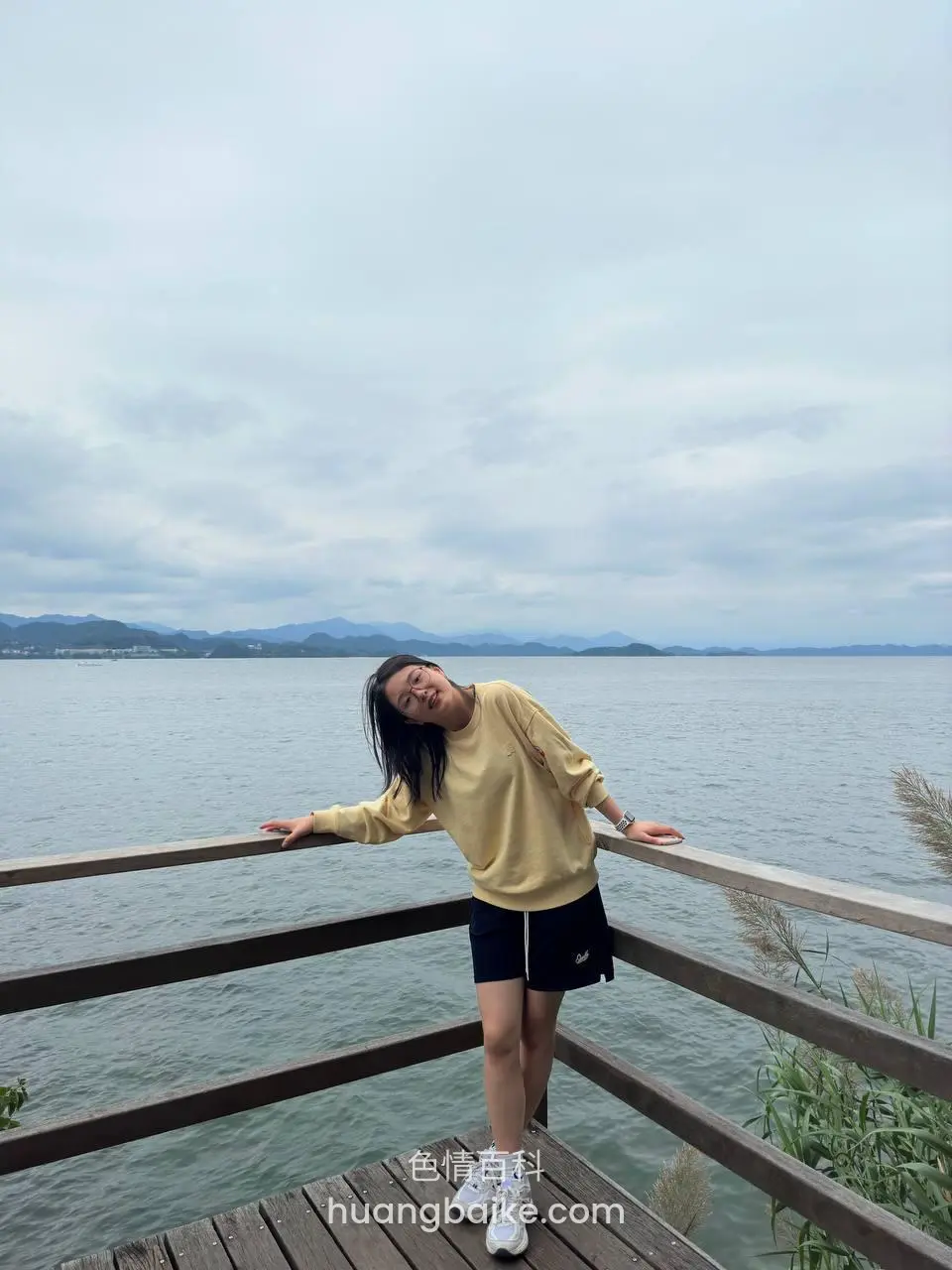 木栈道上靠栏杆看湖面