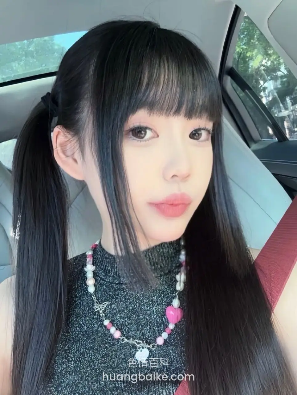 车里自拍回头看镜头
