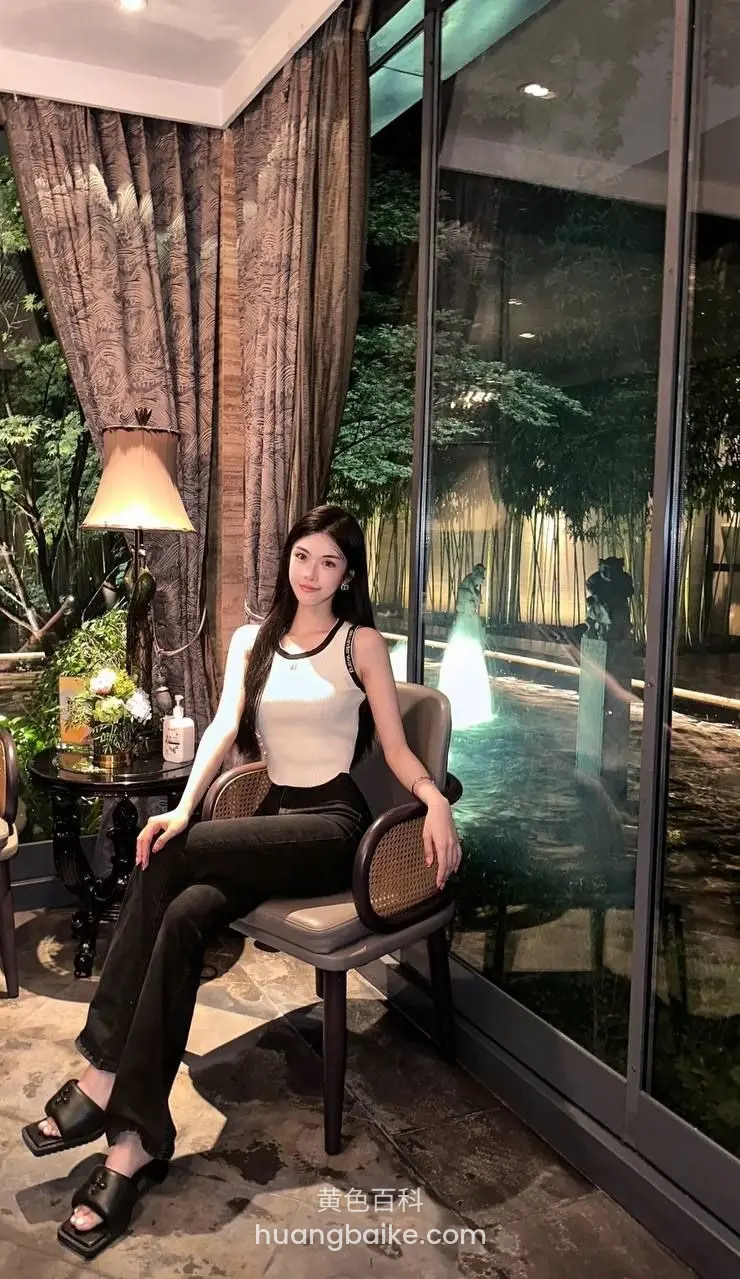 酒店大堂椅子，腿交叉坐着看镜头