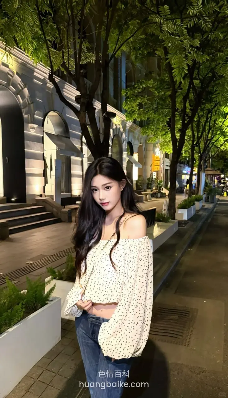 夜间街道上回头看镜头，手提包挂在臂弯