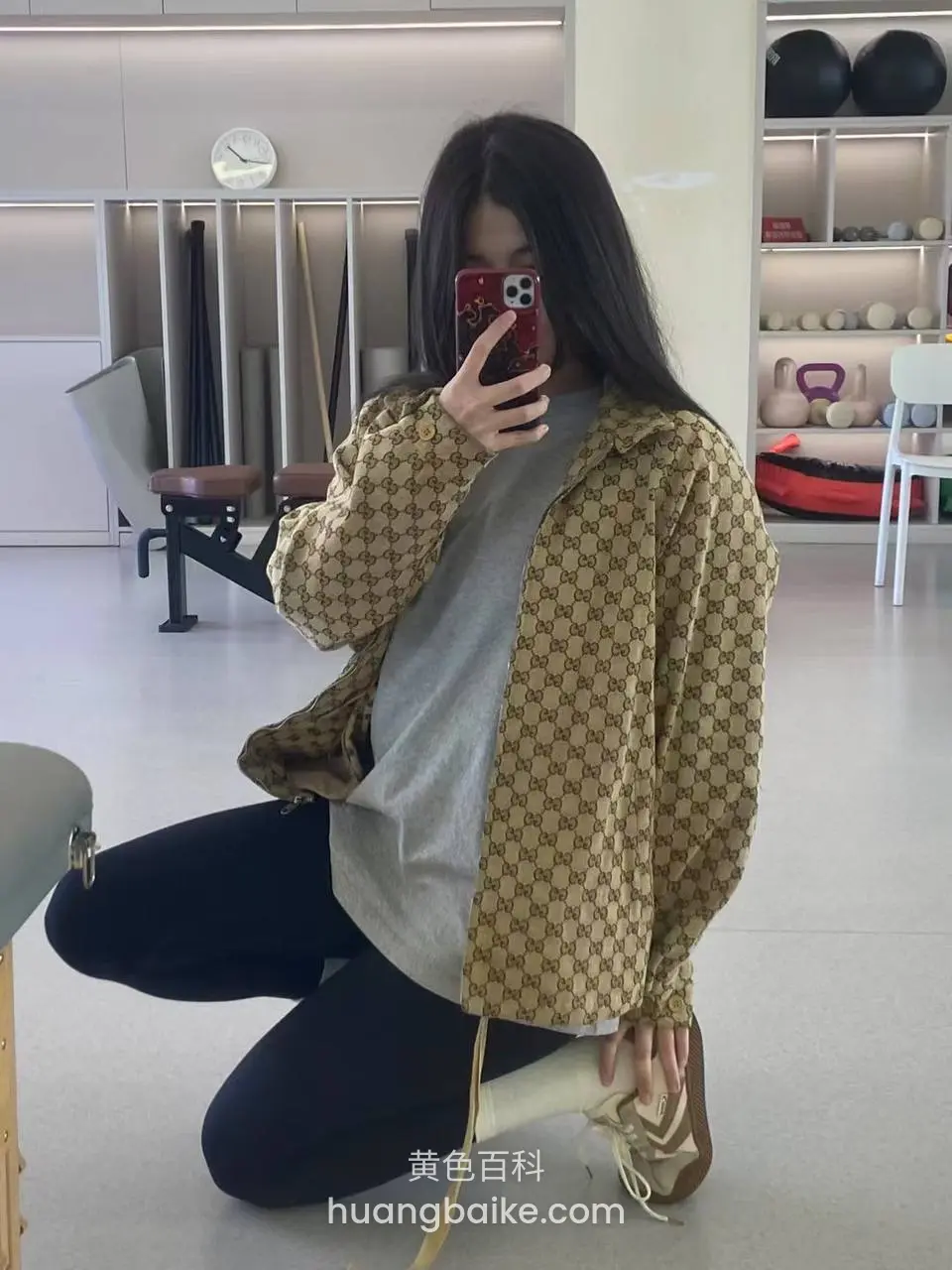 健身房里跪姿举手机自拍