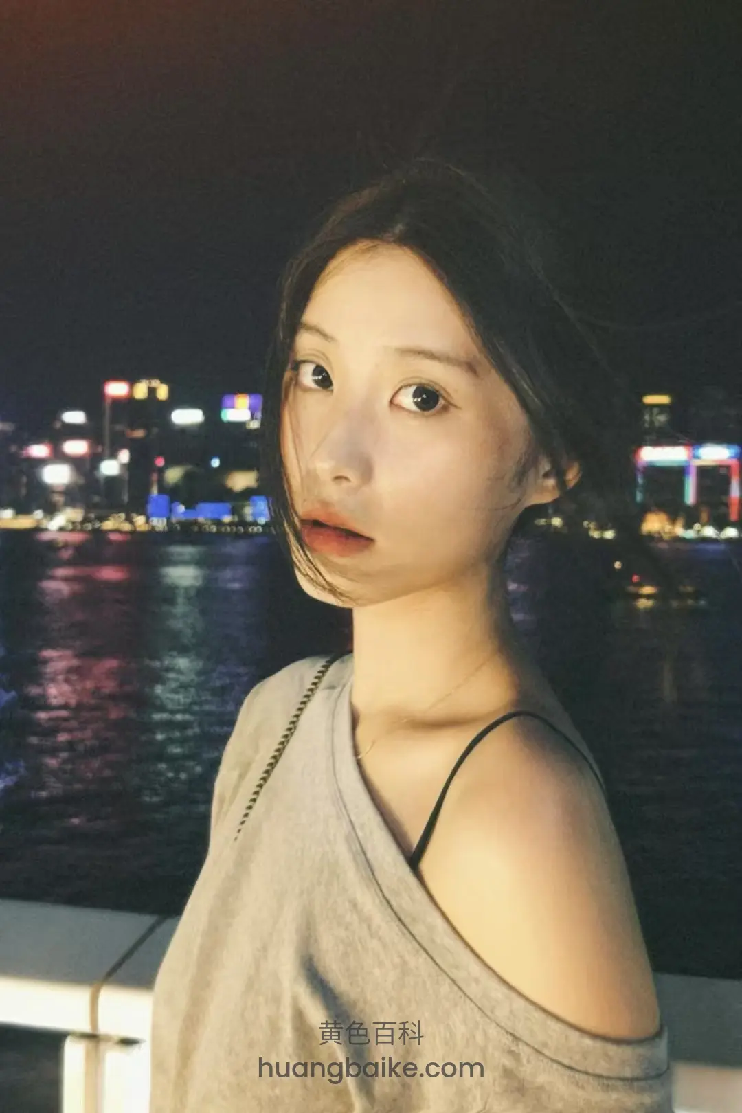 夜景河边回头看镜头