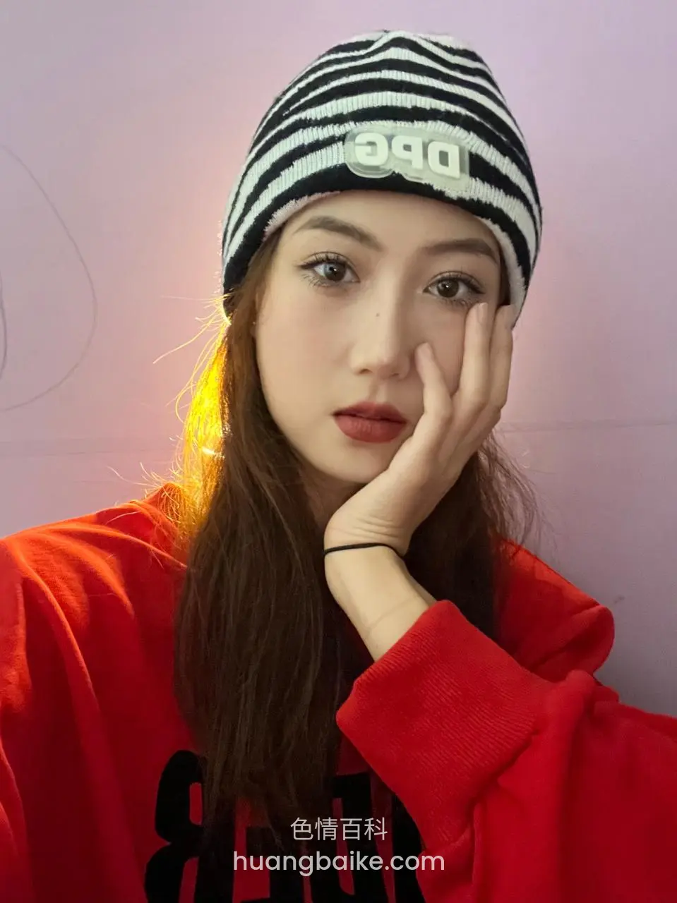 镜头对着脸手撑着脸