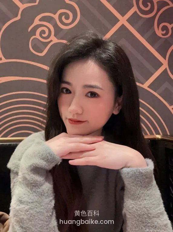 灰毛衣双手交叠托腮